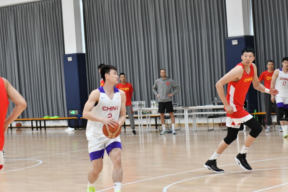 AYX体育平台关于深圳男篮训练开放日，赛后强势反弹引欢呼，荷甲在即，资深球员宣示担当的信息